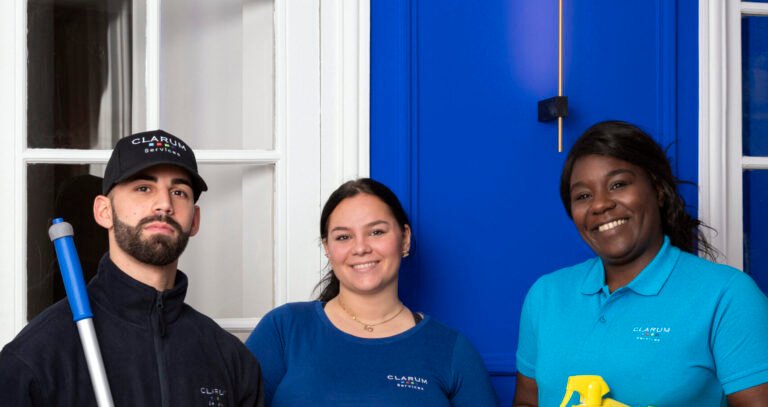 3 agents Clarum Services face caméra souriants